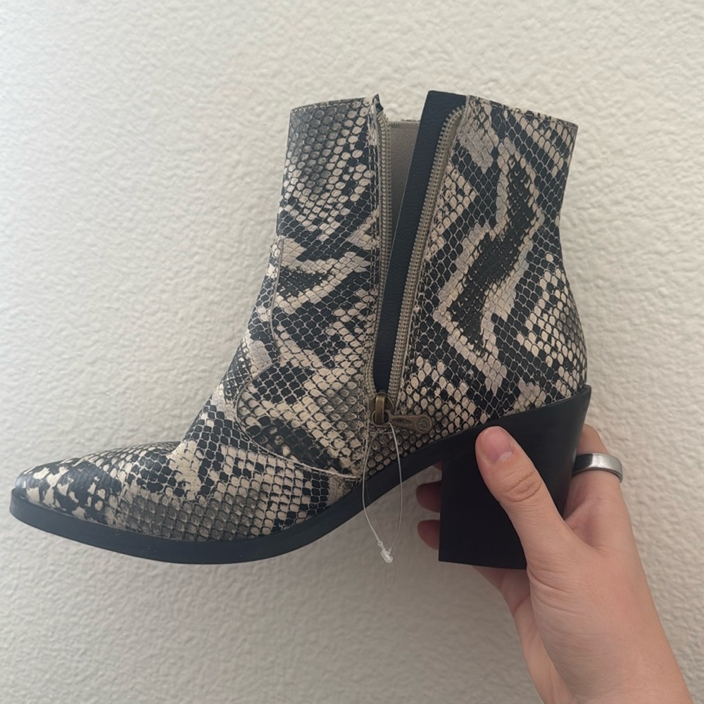 Blondo Womens Shoes Snake Waterproof Ankle Booties 415